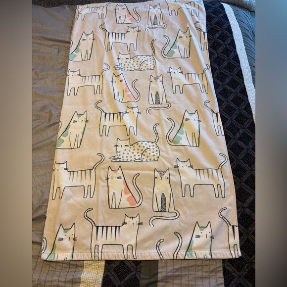 Cat Patterned Towel - Picture 2 of 4